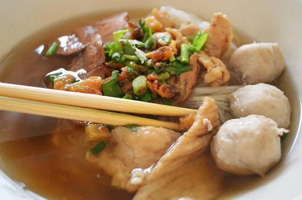 Köstliche Nudelschüssel Essstäbchen Nahaufnahme Von Reisnudelsuppe Mit Hackbällchen Schweineeintopf Und — Stockfoto