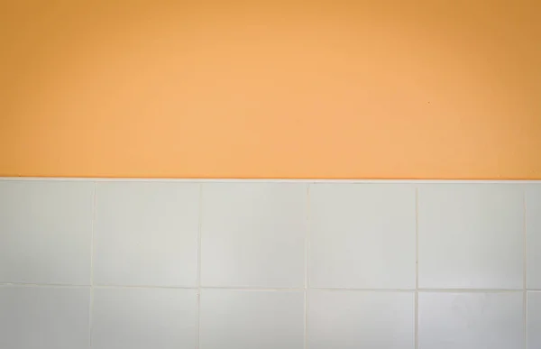 半分の壁または床の背景 オレンジ茶色の空の壁と白いタイル セラミックス テクスチャ背景 — ストック写真