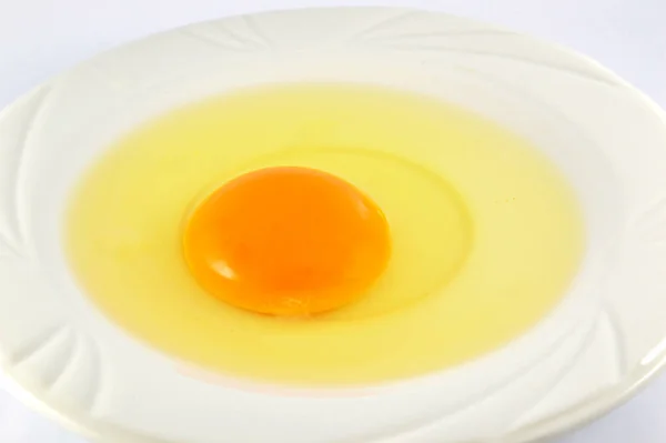Яйцо Желток Изолированные Свежие Разбитое Яйцо Желтком Яйцо Белой Пластине — стоковое фото