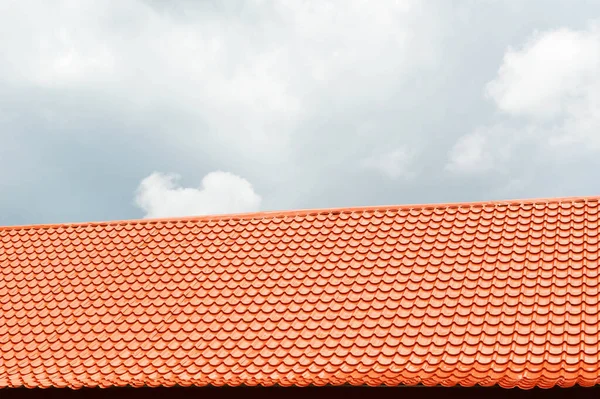 橙色屋顶瓦片与天空和云彩背景 家庭大厦建筑屋顶瓦片混凝土 — 图库照片