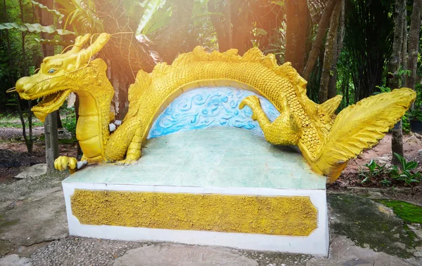 Banc Statue Dragon Jaune Dans Parc — Photo