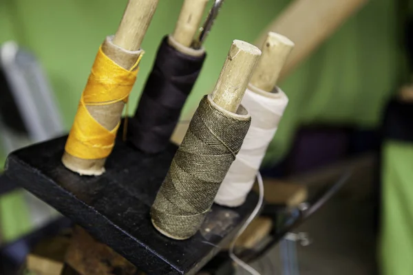 Hilos Coloridos Para Coser Mano Detalle Costura Tradicional —  Fotos de Stock