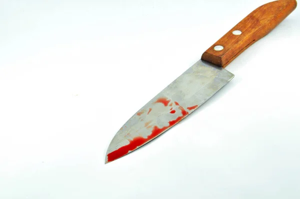 刀与血液 菜刀与红色血液查出在白色背景 — 图库照片