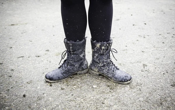 泥の中の女性のブーツ 汚れたブーツと泥の詳細 — ストック写真
