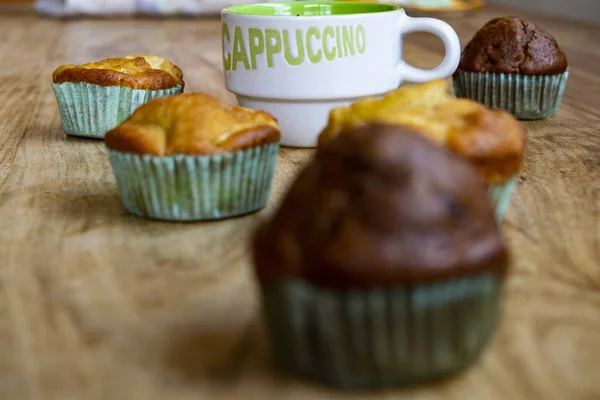 Poranne Przebudzenie Cappuccino Domowymi Babeczkami — Zdjęcie stockowe