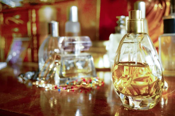 宝石と木製の背景での香水 — ストック写真