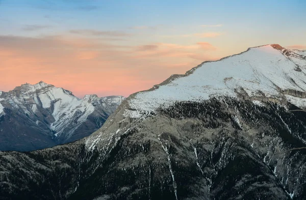 Ohromující Kanadské Skalnaté Hory Twilight Scénu Sněhu Limitován Hory Národním — Stock fotografie