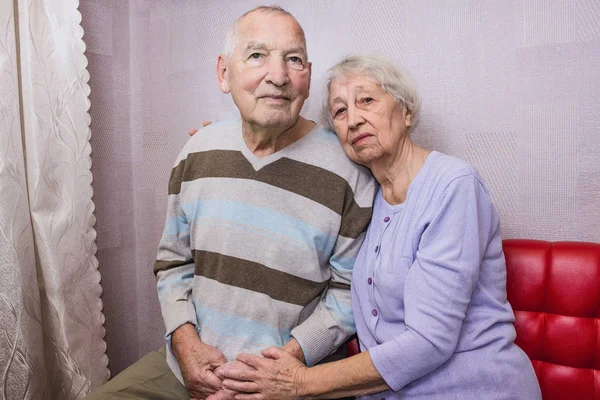 Gelukkig Senior Oude Man Vrouw Omarmen Kijken Camera Romantische Familie — Stockfoto