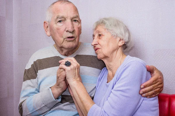 Ευτυχής Ανώτερος Άνθρωπος Παλιά Και Γυναίκα Αγκαλιάζει Βλέπουν Φωτογραφική Μηχανή — Φωτογραφία Αρχείου