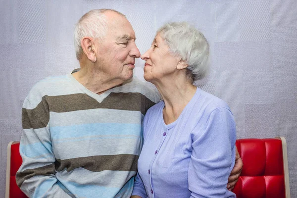 Ευτυχής Ανώτερος Άνθρωπος Παλιά Και Γυναίκα Αγκαλιάζει Ρομαντικό Ζευγάρι Οικογένεια — Φωτογραφία Αρχείου
