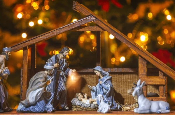 Scena Christmas Manger Figurkami Tym Jezusa Maryi Józefa Owiec Skup — Zdjęcie stockowe