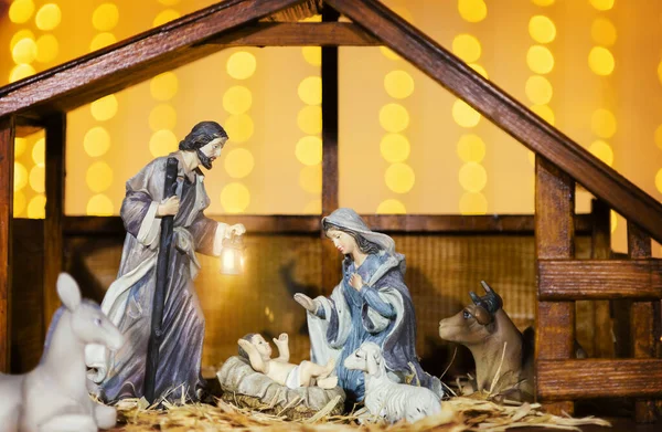 圣诞马槽场景与雕像包括耶稣 约瑟夫和羊 关注母亲 — 图库照片