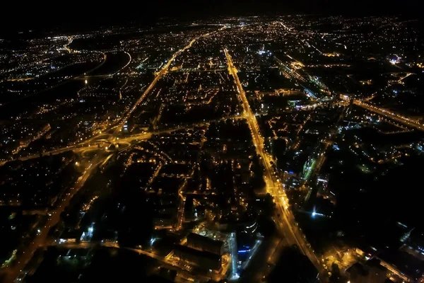 夜间飞越城市灯光 从飞机上俯瞰萨格勒布街道 — 图库照片