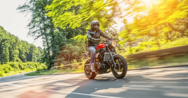 Motocicleta Scrambler Moderna Estrada Floresta Divirta Dirigindo Estrada Vazia Uma — Fotografia de Stock