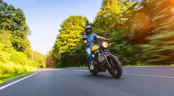 Motocicleta Scrambler Moderna Estrada Floresta Divirta Dirigindo Estrada Vazia Uma — Fotografia de Stock