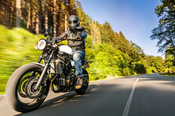 Moderna Moto Scrambler Carretera Forestal Caballo Divertirse Conduciendo Camino Vacío —  Fotos de Stock