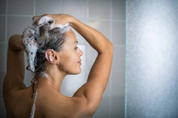 Woman Taking Long Hot Shower Washing Her Hair Modern Design — Stock Photo, Image