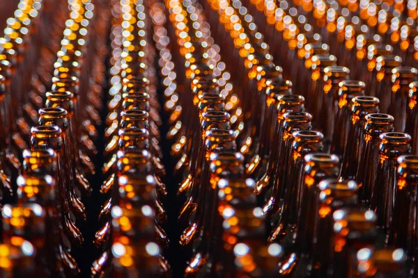 ガラス瓶の質感 ガラス容器の生産のための工場でガラス瓶 行に透明な茶色のガラスびんの多くをクローズ アップ — ストック写真