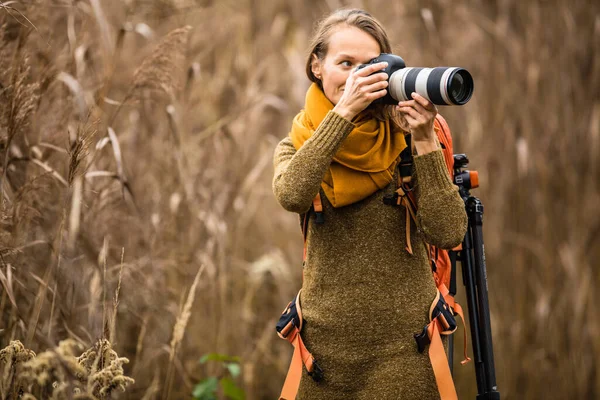 Bonita Fotógrafa Femenina Tomando Fotos Aire Libre Hermoso Día Otoño — Foto de Stock