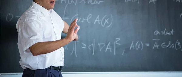 Professeur Masculin Enseignant Les Mathématiques Écrivant Sur Tableau Noir — Photo