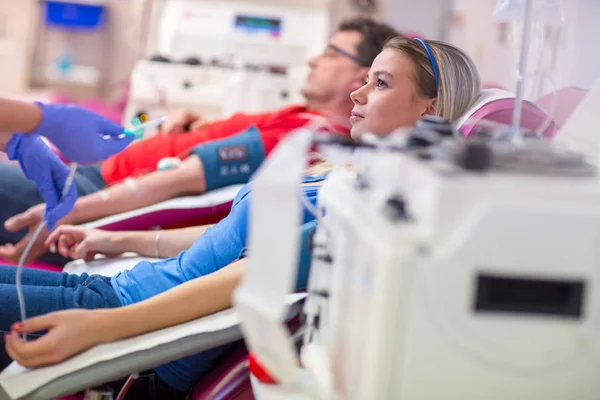 Mujer Joven Donando Sangre Hospital Moderno —  Fotos de Stock