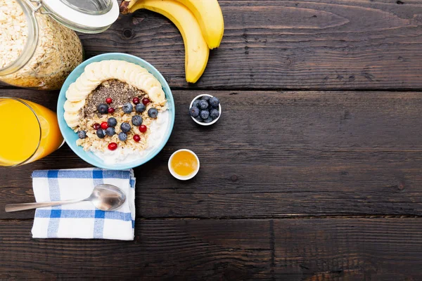 Gesundes Fitness Frühstück Haferflocken Mit Bananen Blaubeeren Und Preiselbeeren Chiasamen — Stockfoto