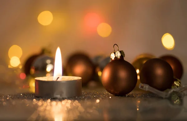 Magische Goldene Feiertag Glitzerhintergrund Mit Kerzen Und Weihnachtsdekoration — Stockfoto