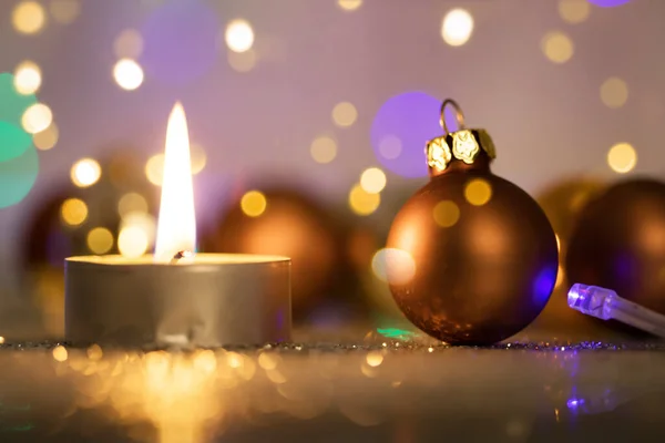 Magische Goldene Feiertag Glitzerhintergrund Mit Kerzen Und Weihnachtsdekoration — Stockfoto