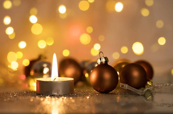 Magische Goldene Feiertag Glitzerhintergrund Mit Kerzen Und Weihnachtsdekoration — Stockfoto