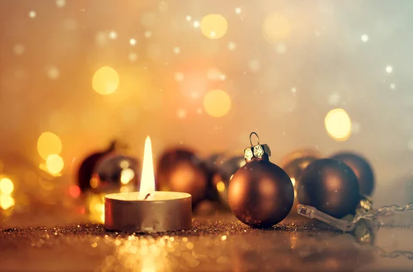迷人的金色节日背景 点缀着蜡烛和圣诞装饰品 — 图库照片