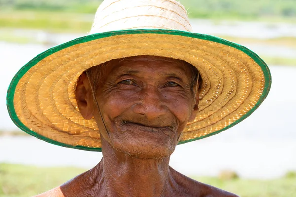 Alter Asiatischer Mann Porträt Nahaufnahme Des Gesichts Mit Verschwommenem Hintergrund — Stockfoto