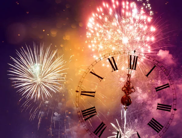 Silvester Mitternacht Alte Uhr Mit Feuerwerk Und Weihnachtsbeleuchtung — Stockfoto