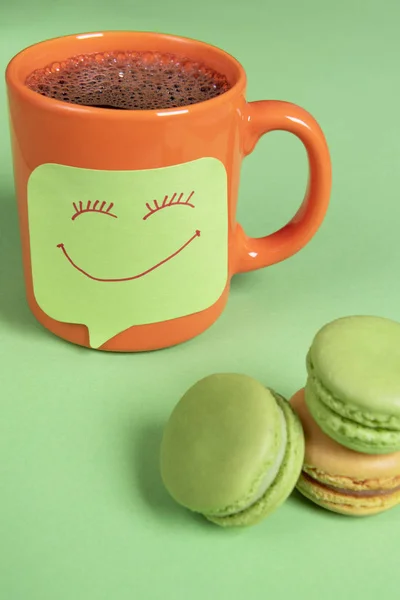 Frischer Kaffee Orangefarbenen Becher Und Eine Klebrige Notiz Mit Smiley — Stockfoto