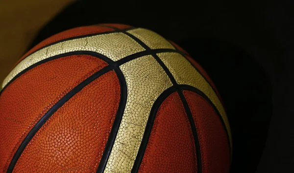 关闭一个老老式篮球在地板上 低角度侧视图 — 图库照片