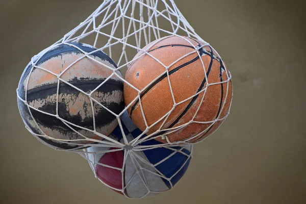 Fermer Trois Vieilles Balles Basket Vintage Dans Sac Maille Suspendu — Photo