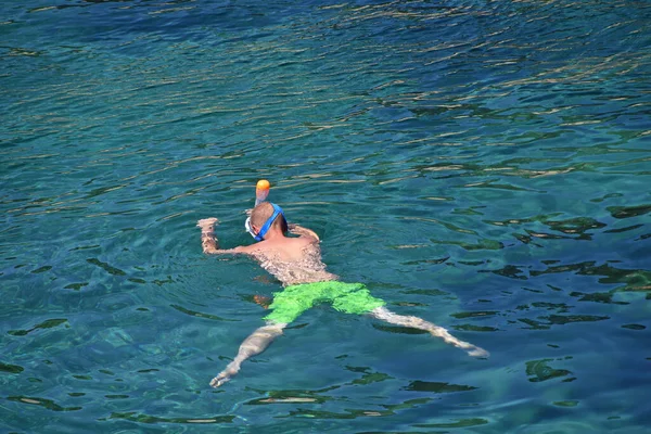 Genç Adam Suyun Altında Yüzüyor Mavi Deniz Suyuna Dalıyor Şnorkel — Stok fotoğraf