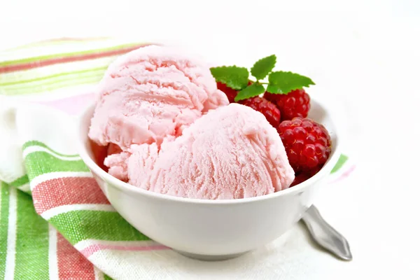 Ice Cream Crimson Dengan Buah Beri Raspberry Dan Mint Dalam — Stok Foto