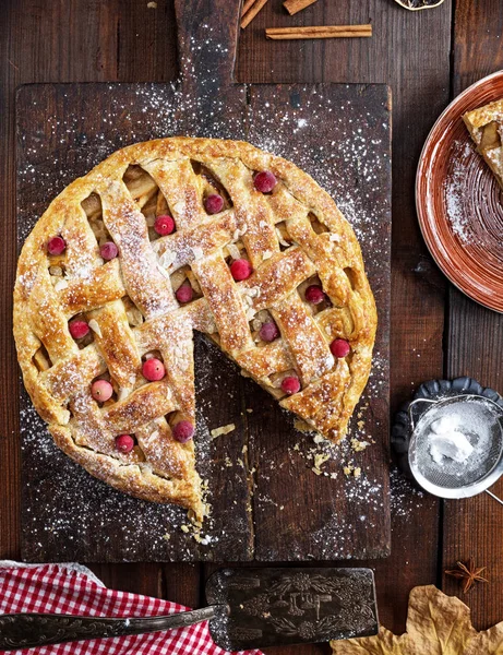 Pastel Manzana Redondo Horno Una Tabla Cortar Marrón Viejo Rectangular — Foto de Stock