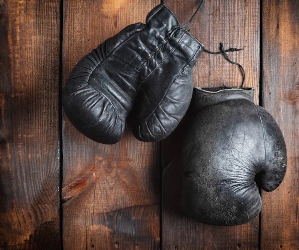 Mycket Gammal Svart Boxhandskar Brun Trä Bakgrund Ovanifrån — Stockfoto