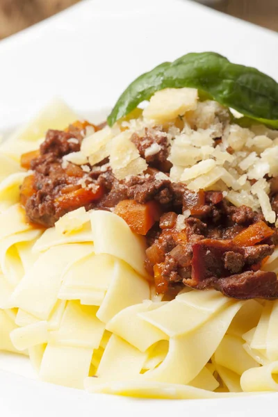 Porzione Tagliattelli Con Salsa Bolognese — Foto Stock