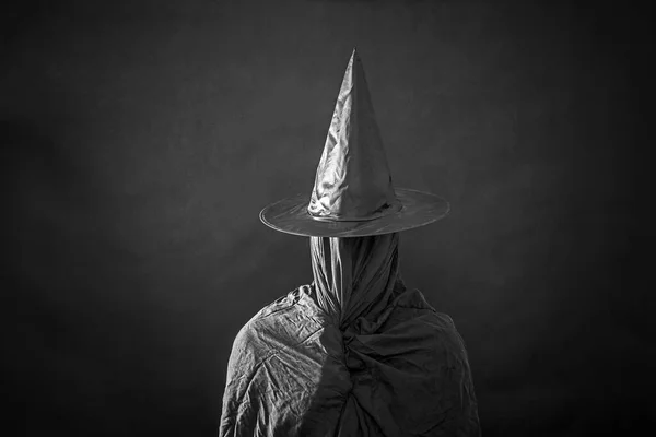 Figurine Fantomatique Avec Chapeau Long Dans Obscurité — Photo