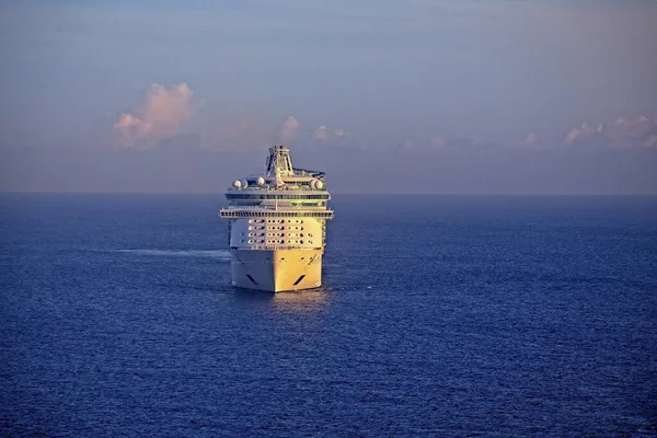 Navio Cruzeiro Luxo Que Navega Nassau Bahamas — Fotografia de Stock