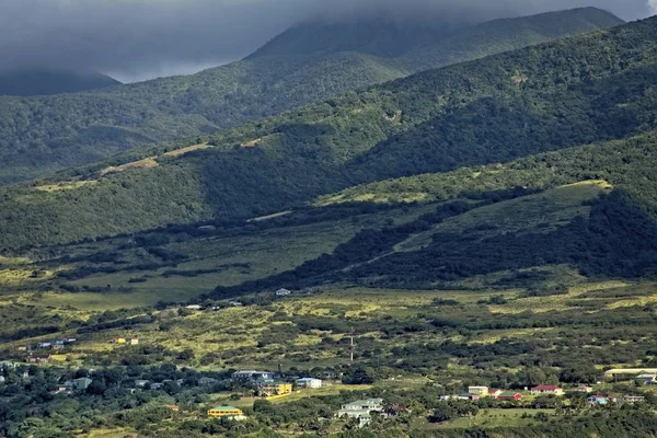 Homes Dotting Green Hills Kitts Sea — Stock Photo, Image