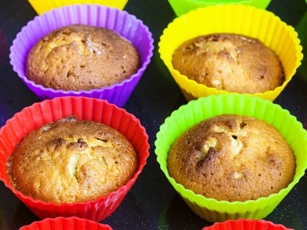 Cupcakes Cozidos Forno Fresco Moldes Silicone Multicoloridos Perto Bandeja Aço — Fotografia de Stock