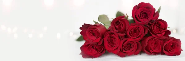 Czerwone Walentynki Róże Białym Tle Vintage Delikatnym Bokeh — Zdjęcie stockowe