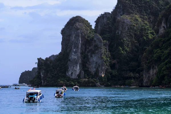 Tailândia Phi Phi Island Dream Beach Com Barcos Longtail — Fotografia de Stock