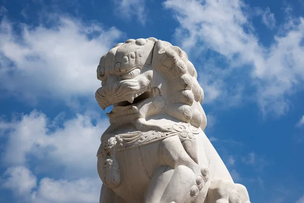 Mármore Leão Chinês Estatueta Budista Com Céu Azul — Fotografia de Stock