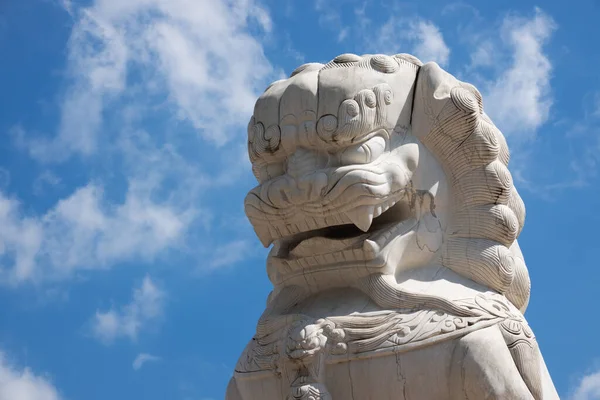 Chinese Lion Marble Buddhist Figurine Blue Sky — Stock Photo, Image