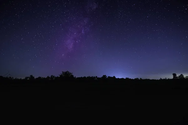 Noche Paisaje Con Estrellas Vía Láctea Silueta Con Cielo —  Fotos de Stock