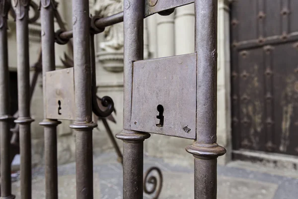 古い中世の装飾された保護バー 教会の古いドアの詳細 — ストック写真